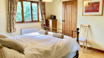 3 bedrooms, desk, iron/ironing board, travel crib