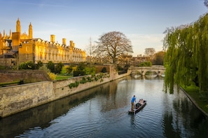 Une rivière avec un pont et un bâtiment historique sur la rive gauche.