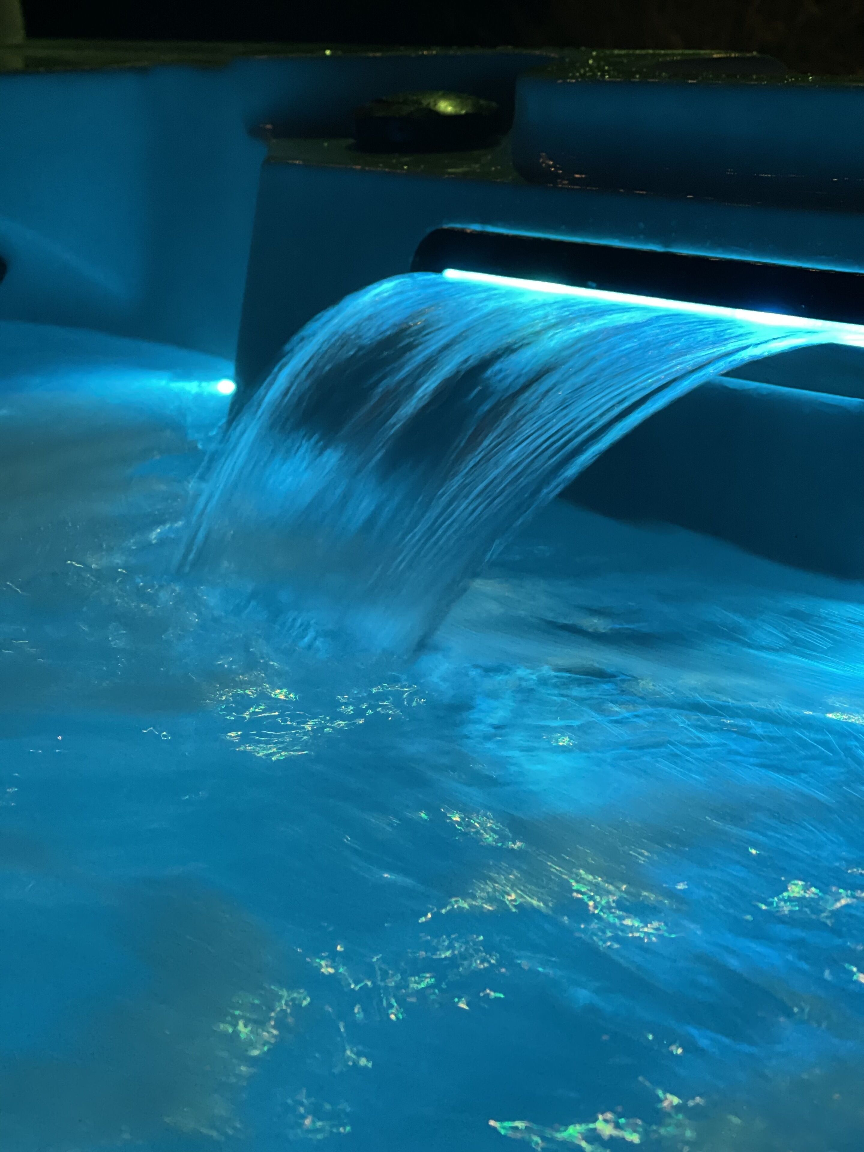 Una cascada amb il·luminació blava.