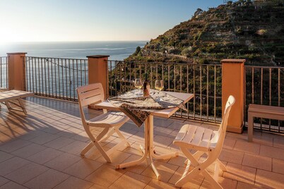 La Terrazza 85: breathtaking views, tranquility and garden. CITR Code 011024