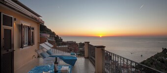 La Terrazza 85: breathtaking views, tranquility and garden. CITR Code 011024