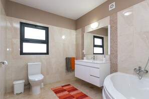 Combined shower/tub, hair dryer, bidet, towels - Pico House (Nature House) (Calheta)