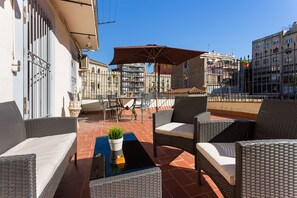 Outdoor dining - Charming, Fully Equipped Apt Located Very Close to Paseo de Gracia. Big terrace! (Barcelona)