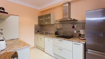 Frigorífico, microondas, horno y placa de cocina