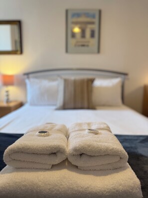 3 habitaciones, tabla de planchar con plancha y cuna de viaje 