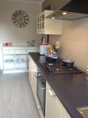 冷蔵庫、電子レンジ、オーブン、コンロ