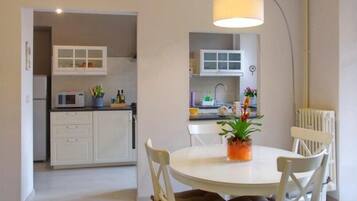 Coffee/tea maker, fridge, microwave, oven