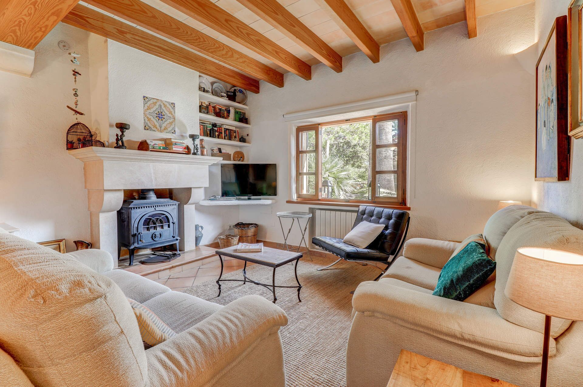 Smart TV, DVD player, livros, biblioteca musical