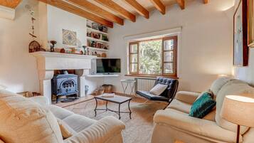Smart TV, DVD player, livros, biblioteca musical