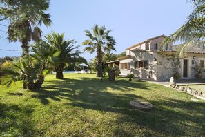 Exterior - Family House / Large private garden / lawn / 9x5 m2 pool / wifi (pollença)