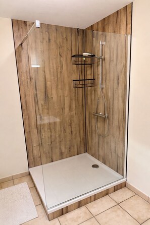 Combined shower/tub, hair dryer, soap, toilet paper -  Fabulous countryside location near many beautiful beaches. 5 bedrooms. (Tingry)