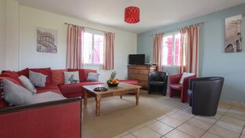 Smart TV, fireplace, DVD player, books