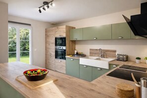 Fridge, microwave, oven, stovetop -  Fabulous countryside location near many beautiful beaches. 5 bedrooms. (Tingry)