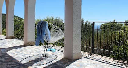 Täydellinen rauha, hiljaisuus ja yksityisyys henkeäsalpaavalla vuoristoalueella lähellä Roomaa