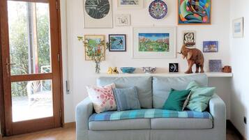 Smart TV, fireplace, books, music library