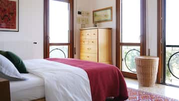 3 bedrooms, desk, iron/ironing board, free WiFi