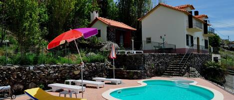 Una piscina al aire libre