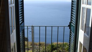 A balcony with a view of the sea. - Luxury villa by the sea with private pool, terrace and sea view (Calheta)