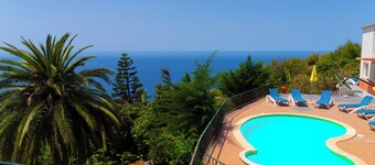 Villa de lujo junto al mar con piscina privada, terraza y vistas al mar 