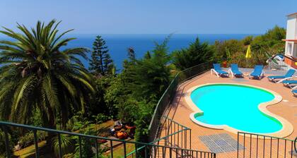 Villa de luxe en bord de mer avec piscine privée, terrasse et vue sur la mer