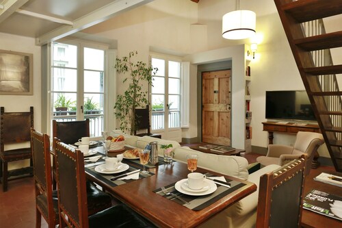 TWO BEDROOM LOFT NEAR PONTE VECCHIO/OLD BRIDGE WITH FREE BREAKFAST ITEMS OFFERED