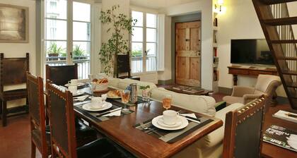 TWO BEDROOM LOFT NEAR PONTE VECCHIO/OLD BRIDGE WITH FREE BREAKFAST ITEMS OFFERED