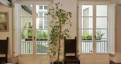 TWO BEDROOM LOFT NEAR PONTE VECCHIO/OLD BRIDGE WITH FREE BREAKFAST ITEMS OFFERED