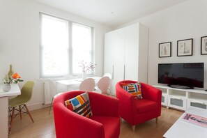 Smart TV, DVD player, books - LOVELY 2 BR 1BA APARTMENT 15 min to Oxford Street (London)