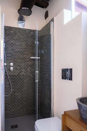 Dusche, Haartrockner, Bidet, Handtücher