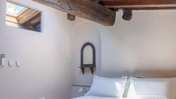 4 bedrooms, desk, iron/ironing board, free WiFi