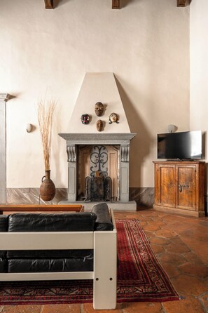 Smart TV, fireplace, DVD player, books
