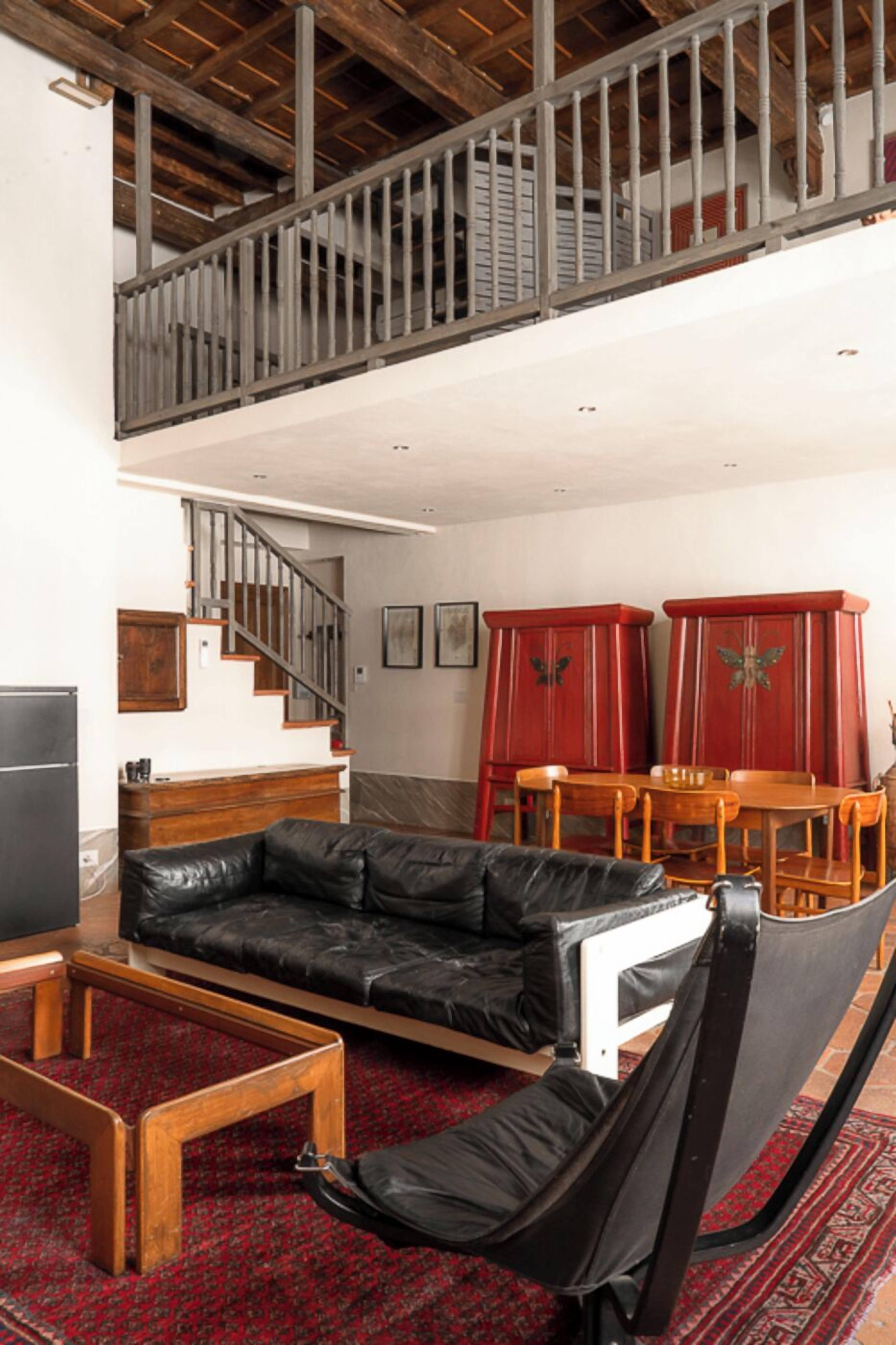 Smart TV, fireplace, DVD player, books