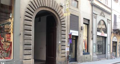 Appartement rĂ©novĂ© rĂ©cemment, trĂšs bien dĂ©corĂ©, au cĆur de Florence