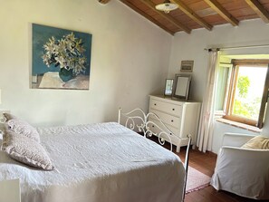 4 bedrooms, iron/ironing board, free WiFi, bed sheets - Tuscan farmhouse on own hill, peaceful, pool, terrace, views, Wi-Fi, cleanair (Poppi)