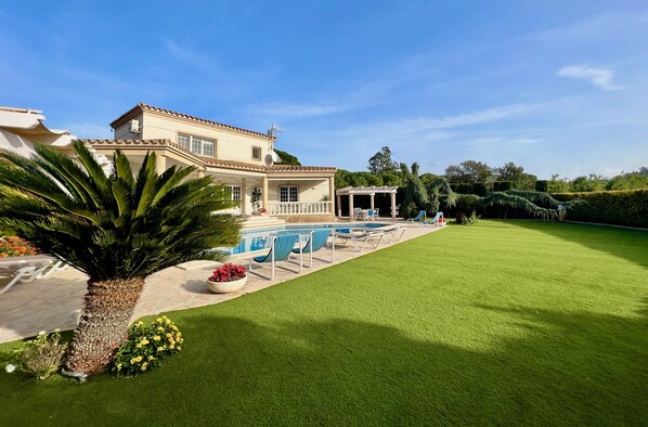 Pool - A spacious 4 bedroom villa, all with en suite bathrooms, large garden & Pool (calonge)