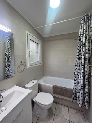 Combined shower/tub, hair dryer, bidet, towels - A spacious 4 bedroom villa, all with en suite bathrooms, large garden & Pool (calonge)
