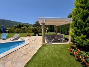 Pool - A spacious 4 bedroom villa, all with en suite bathrooms, large garden & Pool (calonge)