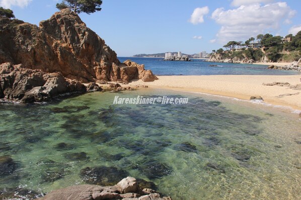 Beach nearby, sun loungers - A spacious 4 bedroom villa, all with en suite bathrooms, large garden & Pool (calonge)