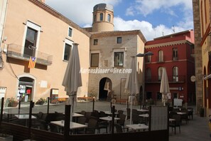 Outdoor dining - A spacious 4 bedroom villa, all with en suite bathrooms, large garden & Pool (calonge)