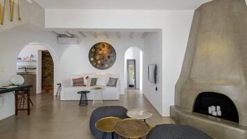 Villa, 4 chambres, vue mer | Salle de séjour | Télévision à écran plat, lecteur de DVD