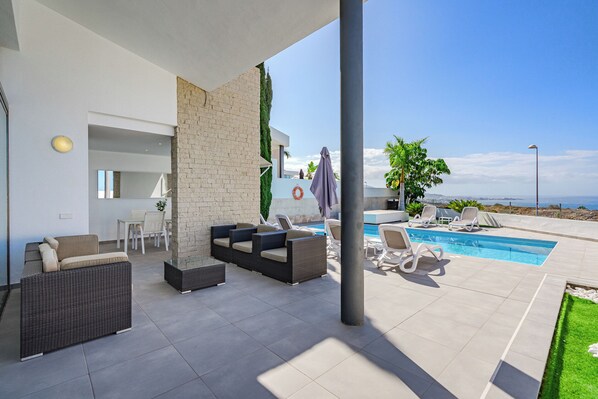 حمّام سباحة خارجي، حمّام سباحة مُدفَّأ