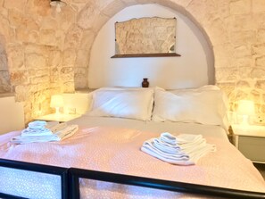 5 bedrooms, desk, iron/ironing board, free WiFi - At Trullo Sovrano - Rental Home - Air condition and free Wi-Fi (Locorotondo)