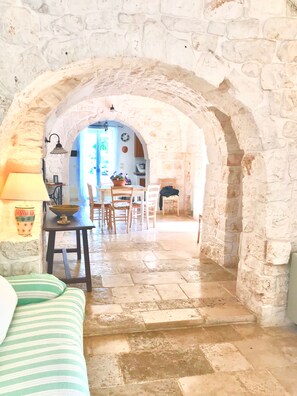 Interior - At Trullo Sovrano - Rental Home - Air condition and free Wi-Fi (Locorotondo)