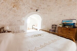5 bedrooms, desk, iron/ironing board, free WiFi - At Trullo Sovrano - Rental Home - Air condition and free Wi-Fi (Locorotondo)