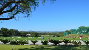 A golf course with well-maintained greens, sand bunkers, and a clear blue sky. - T1 Duplex in Victory Village - Quinta do Lago (Almancil - ALGARVE)