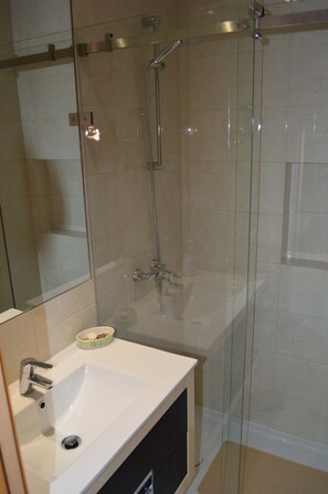 Shower, hair dryer, bidet, towels - T1 Duplex in Victory Village - Quinta do Lago (Almancil - ALGARVE)