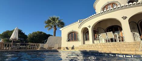 Utomhuspool och uppvärmd pool