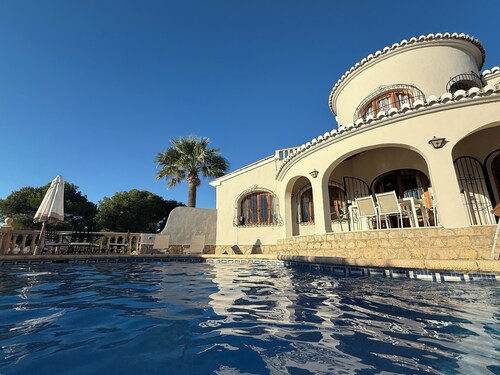 Upea perhe huvila yksityisellä uima-altaalla - upeat näkymät merelle ja vuorille - Air con