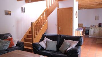 TV, peis, DVD-spiller og bøker