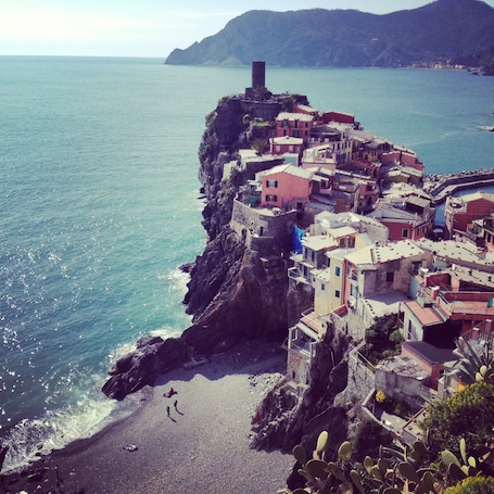 Aerial view. Private apartment with kitchen in Cinque Terre Vernazza